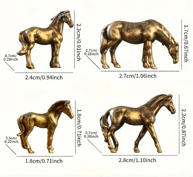 Puede incluir: Cuatro figuras de caballos de color bronce en diferentes poses. El m&aacute;s grande mide aproximadamente 2,8 cm de largo y 2,2 cm de alto, el m&aacute;s peque&ntilde;o 1,8 cm de largo y 1,8 cm de alto. Las figuras muestran sus dimensiones en cm y pulgadas.