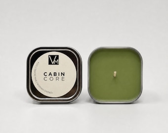 Cabin Core, candela da viaggio in latta da 118 ml, profumo di pino e cedro, regalo accogliente per le feste.