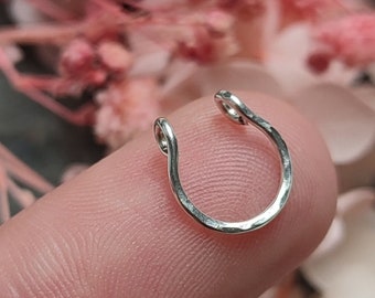 Faux Septum Ring, gehamerd zilveren nep piercing hoepel, handgemaakte clip op lichaamssieraden, sierlijke neusmanchet