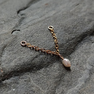 Catena piercing in perle riempita in oro 14k, delicato bilanciere industriale alternativo, gioielli unici per il corpo fatti a mano