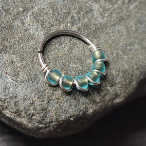 Aro nasal de acero quirúrgico: Cuentas de vidrio azul cielo, aro para cartílago hélix.