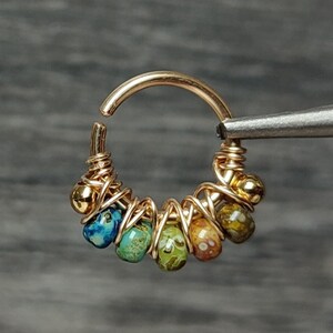 Septumring goud aardetinten, met draad omwikkeld kraakbeen- of conch-piercing, handgemaakte maximalistische statement-lichaamssieraden
