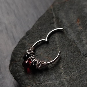 Blutroter Tropfen Septum Clicker, 316 Chirurgenstahl Knorpel- oder Nasenpiercing Ring, handgemachter Gothic Dark Academia Schmuck, 18 oder 16 Gauge