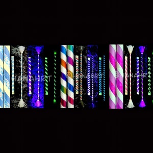 Puede incluir: Una colección de 14 varitas luminosas de colores, rayadas y que brillan en la oscuridad, con borlas blancas. Las varitas están dispuestas en una fila sobre un fondo negro.