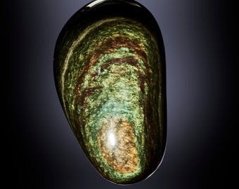 Piedra de palma de obsidiana arcoíris aterciopelada / Piedra pulida grande / Manto Huichol. Forma asimétrica pulida.