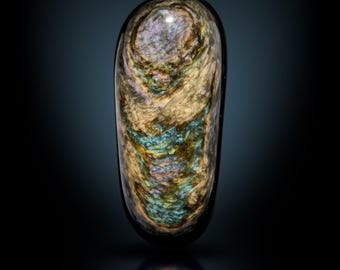 Obsidiana arcoíris de terciopelo / Manto Huichol. Pulida, forma asimétrica.