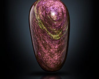 Piedra de palma de obsidiana arcoíris aterciopelada / Piedra pulida grande / Manto Huichol. Forma asimétrica pulida.