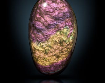 Obsidiana arcoíris de terciopelo / Manto Huichol. Pulida, forma asimétrica.