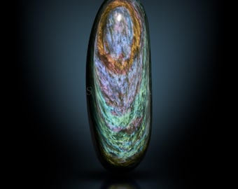 Obsidiana arcoíris de terciopelo / Manto Huichol. Pulida, forma asimétrica.