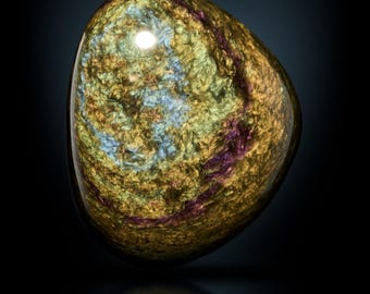 Obsidiana arcoíris de terciopelo / Manto Huichol. Pulida, forma asimétrica.