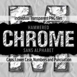 Puede incluir: Una fuente de letras sans serif en cromo martillado. Las letras son plateadas con una superficie texturizada. Las letras son mayúsculas, minúsculas, números y signos de puntuación.