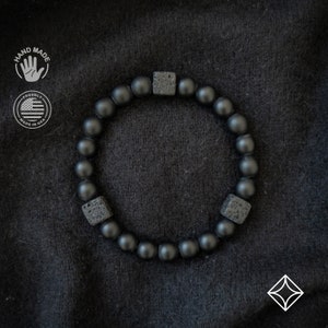 Matter schwarzer Onyx mit Lavawürfel, Balance-Armband, Herrenarmband, Damenarmband, Stretch-Armband, Edelstein-Armband, Heilstein-Armband