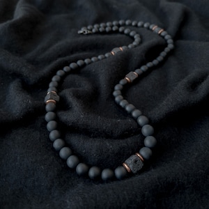 Herenketting • Herensieraden • Matzwarte onyxketting • Kubus lavaketting • Kralenketting voor heren • Bohostijl • Edelsteenketting