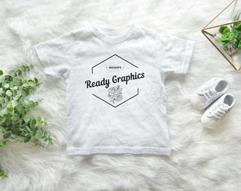 Pieles de conejo 3321 + 3322 Camiseta blanca Sólo maqueta / Maquetas de bebé / Maquetas de niños / Maqueta pieles de conejo / Maqueta neutral de género / Flat Lay