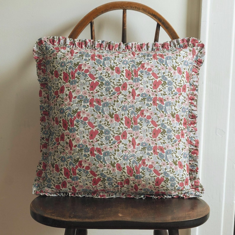 Liberty London bloemenkussenhoes: poppy en madeliefje gegolfd kussen, kies je maat afbeelding 1