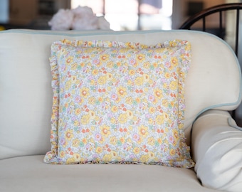 Kussenhoes met ruches: Liberty Betsy geel kussen met bloemen, meerdere maten