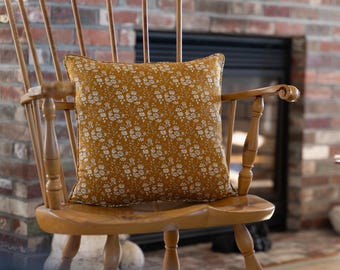 Kussenhoes Liberty Tana Lawn Capel: mosterdgeel bloemenkussen