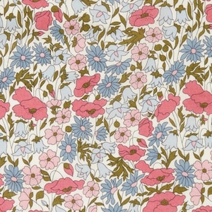Op de afbeelding: Een bloemenpatroon met roze klaprozen, lichtblauwe madeliefjes en klokvormige bloemen op een cr&egrave;mekleurige achtergrond. Het ontwerp bevat groene stelen en bladeren, waardoor een delicate en kleurrijke botanische print ontstaat.