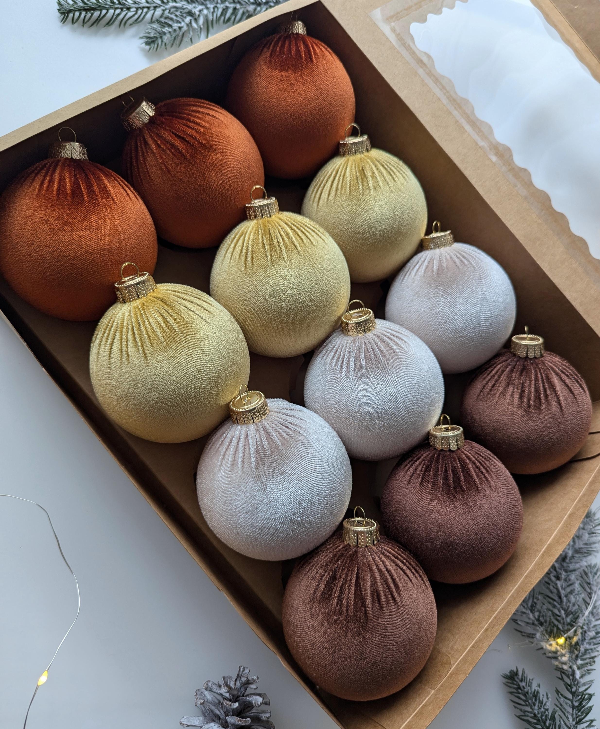 ハンドメイドベルベットクリスマスオーナメント：ブラウン、クリーム色
