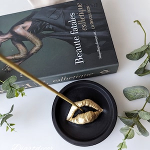 Lips incense holder| Incense holder | Round incense holder| Lip shape incense holder| Concrete incense holder| Scandi home décor |Jesmonite