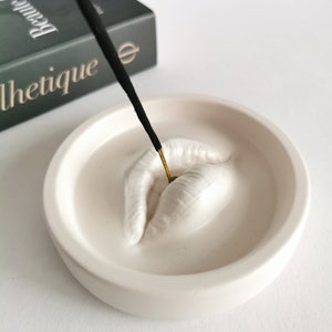 Lips incense holder | Incense holder | Round incense holder| Lip shape incense holder| Concrete incense holder| Scandi home décor |Jesmonite