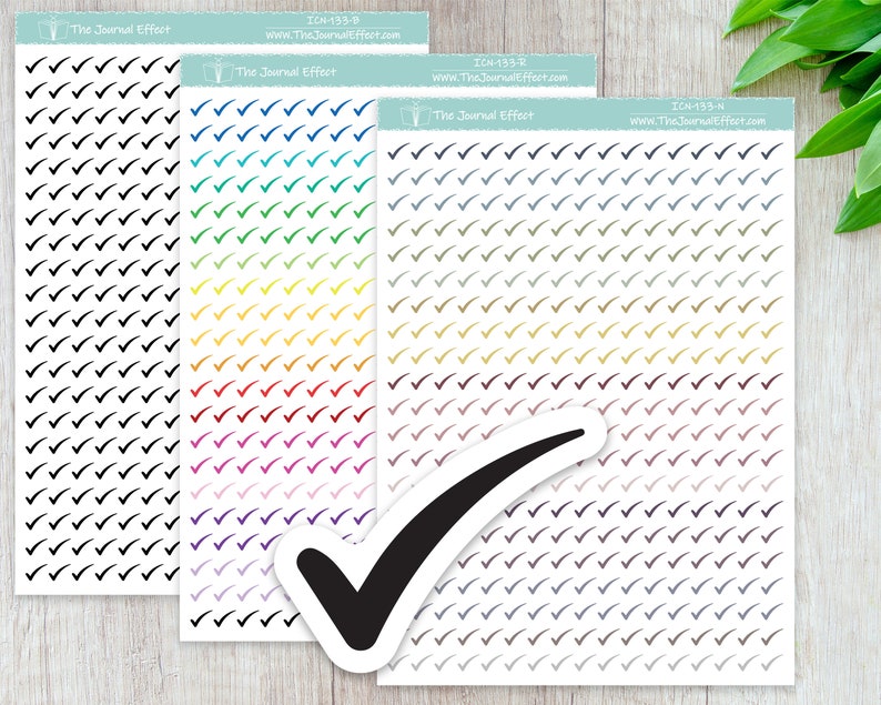 Pode incluir: Tr&ecirc;s folhas de adesivos com uma variedade de desenhos de marcas de verifica&ccedil;&atilde;o. Os adesivos s&atilde;o de cor preta, azul, verde, amarela, vermelha, rosa, roxa, marrom e cinza. Os adesivos est&atilde;o dispostos em linhas e colunas. O texto "The Journal Effect" e "ICN-133-P" est&aacute; impresso na parte superior de cada folha.