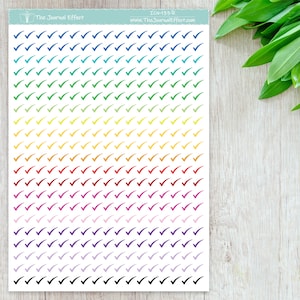 Pode incluir: Uma folha de adesivos de marca de verifica&ccedil;&atilde;o de cores arco-&iacute;ris. Os adesivos est&atilde;o dispostos em filas de 10, com cada fila apresentando uma cor diferente. As cores s&atilde;o azul, azul-turquesa, verde, amarelo, laranja, vermelho, rosa, roxo, lavanda e preto.