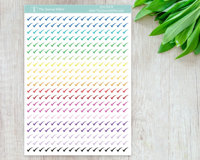 Pode incluir: Uma folha de adesivos de marca de verifica&ccedil;&atilde;o de cores arco-&iacute;ris. Os adesivos est&atilde;o dispostos em filas de 10, com cada fila apresentando uma cor diferente. As cores s&atilde;o azul, azul-turquesa, verde, amarelo, laranja, vermelho, rosa, roxo, lavanda e preto.