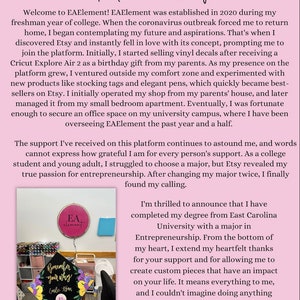 Puede incluir: Un fondo rosa con el texto "EAElements Story." El texto est&aacute; en blanco, en letra cursiva, y rodeado de dos corazones dorados. El texto va seguido de un p&aacute;rrafo de texto sobre la historia del negocio. El p&aacute;rrafo va seguido de una foto de una habitaci&oacute;n con un gorro de graduaci&oacute;n en un escritorio. El gorro est&aacute; decorado con una peque&ntilde;a pegatina que dice "Remember your why." La foto va seguida de un p&aacute;rrafo de texto sobre la graduaci&oacute;n del due&ntilde;o del negocio y el futuro del negocio.