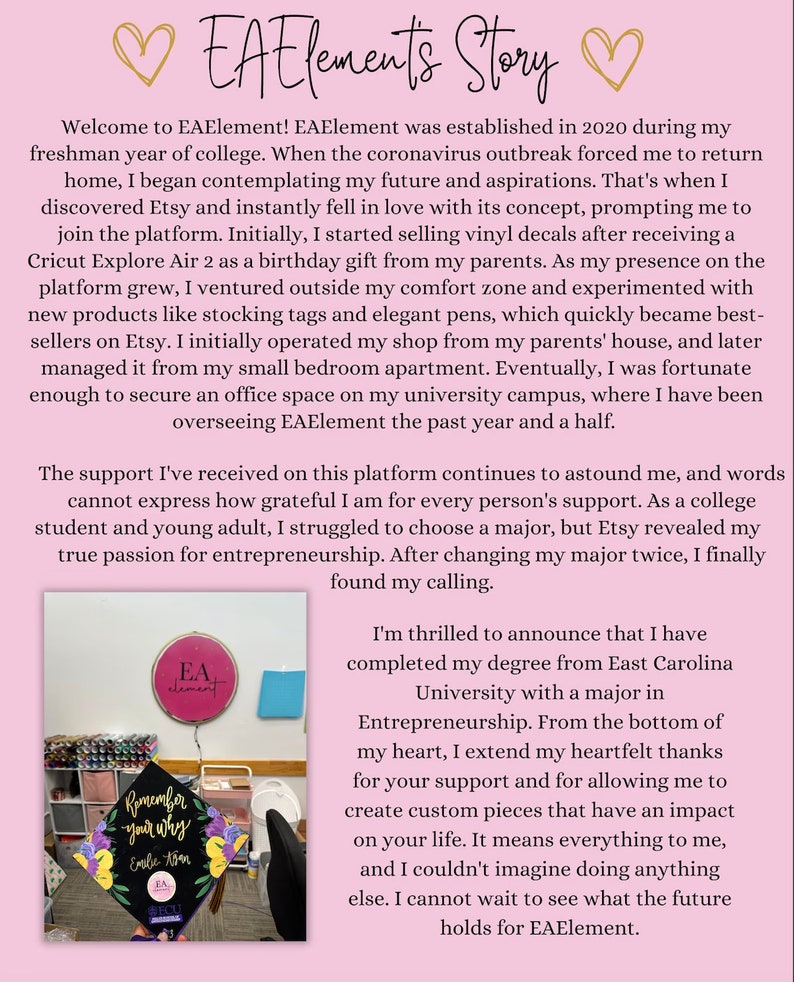 Puede incluir: Un fondo rosa con el texto "EAElements Story." El texto est&aacute; en blanco, en letra cursiva, y rodeado de dos corazones dorados. El texto va seguido de un p&aacute;rrafo de texto sobre la historia del negocio. El p&aacute;rrafo va seguido de una foto de una habitaci&oacute;n con un gorro de graduaci&oacute;n en un escritorio. El gorro est&aacute; decorado con una peque&ntilde;a pegatina que dice "Remember your why." La foto va seguida de un p&aacute;rrafo de texto sobre la graduaci&oacute;n del due&ntilde;o del negocio y el futuro del negocio.