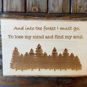 Into the Forest Rustic Sign, Citas de John Muir, Tema del bosque, Mountain Lodge Home, Cita inspiradora, Guardería al aire libre