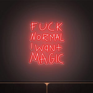 Pode incluir: Uma placa de néon vermelha com as palavras "FUCK NORMAL I WANT MAGIC" em estilo manuscrito. A placa está montada numa parede escura, criando um contraste marcante. O brilho do néon é brilhante e chamativo.