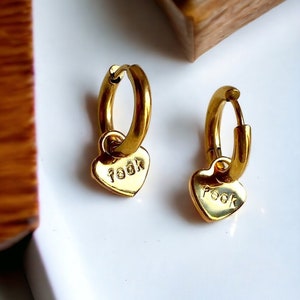 Aros de oro con forma de corazón y palabra personalizada / Grabado personalizado / Pendientes con dije de fecha / Delicados aros con monedas grabadas / Pendientes con nombre / Divertidos y groseros