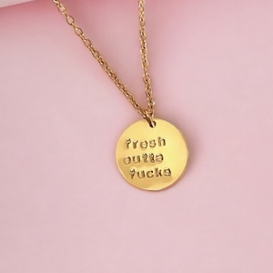 Colar estampado à mão em ouro e prata FRESH OUTTA FUCKS. Joias engraçadas e rudes à prova d'água. Presente feminino e masculino. Colar com barra de nome personalizado