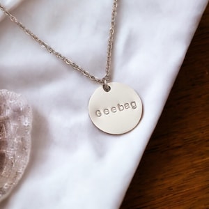 Collar de barra con nombre personalizado de GEEBAG. Regalo de plata para mujer en oro de 16 k resistente al agua. Joyería irlandesa divertida y grosera. Collar de barra personalizado. Grabado