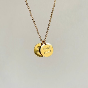 Collar Fuck This Fuck That. Joyas delicadas de oro grabadas a prueba de agua. Regalo para mujeres y hombres / Grosero / Divertido / Mensaje personalizado / Personalizado