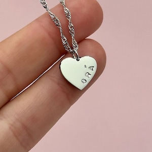 Colar Grá Coração. Jóias Personalizadas. Colar com Nome. Colar Delicado com Inicial em Corrente. Presente Engraçado para Ela. Presente para Madrinha de Casamento. Palavras Personalizadas