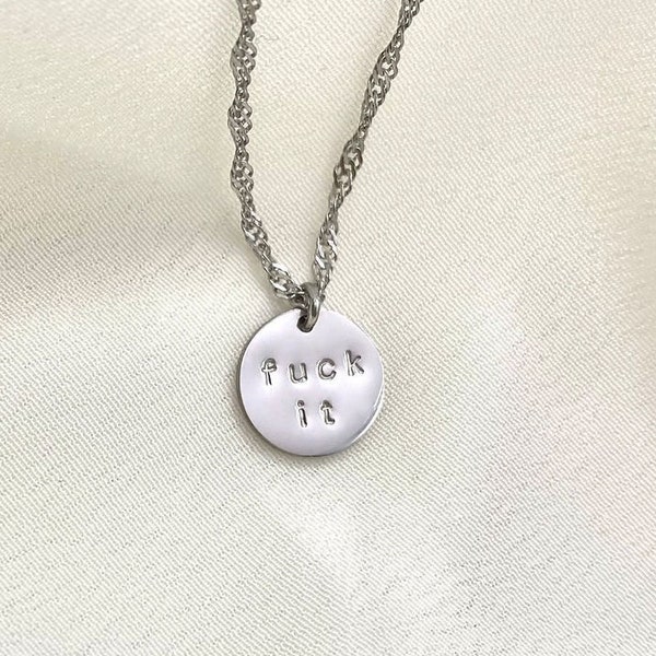 FUCK IT Mini Collier de disque gravé, Collier de mots personnalisé, Collier de disque personnalisé, Pendentif lettre en argent doré, Cadeau de disque initial pour elle