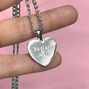 Colar feminino com pingente de coração gravado personalizado | Colar de prata | Presente | Colar com nome e data, presente para o aniversário dela