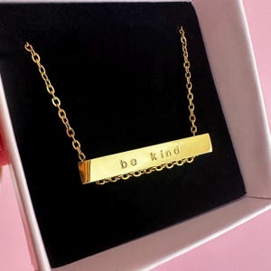 Halsband med "Be Kind of a Bitch" | Roliga smycken med otrevliga ord | Graverade svordomar