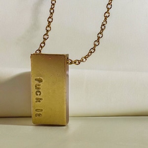 Collar de bloque FUCK/FECK IT. Joyería divertida grosera personalizada.  Collar con nombre de palabra personalizado. Regalo de palabra jurada. Joyería grabada a mano.