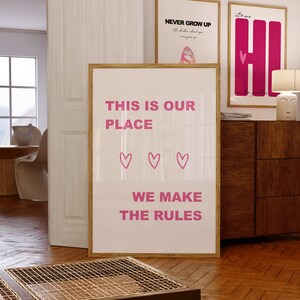 Este es nuestro lugar, hacemos las reglas, arte de pared decoración en rosa.