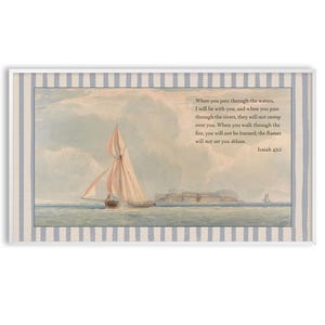 Puede incluir: Una impresión enmarcada con una pintura de acuarela de un velero en el mar. La obra de arte tiene una paleta de colores suaves con un borde a rayas azul claro y beige. Se incluye el texto de Isaías 43:2.