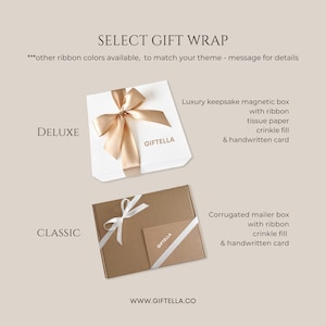 Puede incluir: Una gu&iacute;a de selecci&oacute;n de envoltorio para regalo con dos opciones: una caja magn&eacute;tica blanca con lazo dorado etiquetada como Deluxe, y una caja de cart&oacute;n corrugado marr&oacute;n con lazo blanco etiquetada como Classic. Texto: SELECT GIFT WRAP y WWW.GIFTELLA.CO.