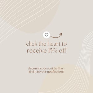 Puede incluir: Un gr&aacute;fico beige con l&iacute;neas curvas blancas que presenta un icono de coraz&oacute;n y el texto: click the heart to receive 15% off. Debajo, un texto m&aacute;s peque&ntilde;o dice: discount code sent by Etsy - find it in your notifications. El dise&ntilde;o usa texto marr&oacute;n.