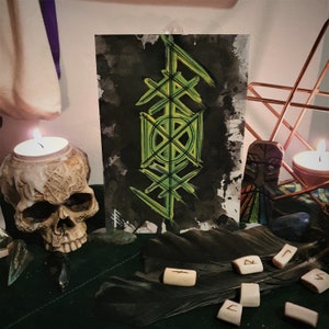 Könnte beinhalten: Ein Schwarzweiß-Aquarellbild eines grünen und gelben Symbols auf schwarzem Hintergrund. Das Symbol ist eine stilisierte Darstellung eines Kreises mit nach außen strahlenden Linien.