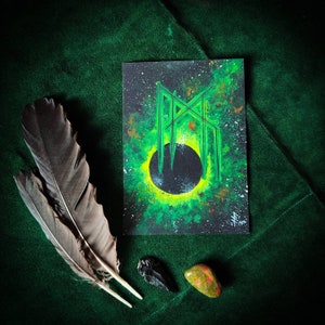 Könnte beinhalten: Ein grünes und schwarzes Gemälde mit einem grünen Runensymbol in der Mitte. Die Rune ist von einem gelben Kreis umgeben und einem schwarzen Hintergrund mit weißen Punkten.