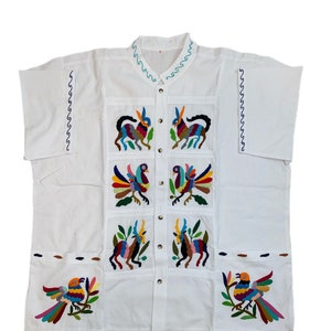 Herren Guayabera, Hand bestickt von Otomi Handwerkern. Farbenfrohes handbesticktes Herrenhemd. Otomi Kleidung. Einzigartiges Geschenk für Ihn.