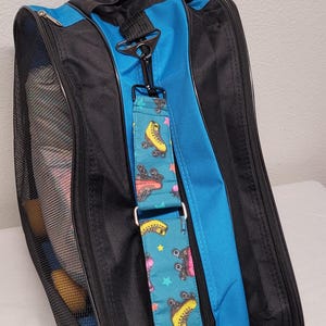 Rollschuh-Tasche mit belüfteten Taschen und verstellbarem, gepolstertem Gurt für Schlittschuhe - mit 3 Fächern.