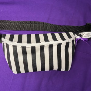 Riñonera Estampado Rayas Blancas y Negras